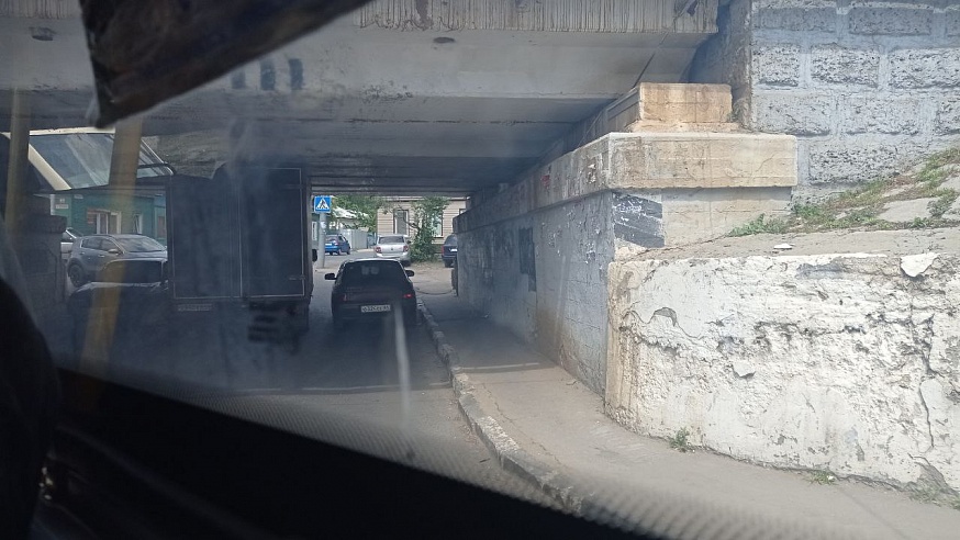В Саратове под мостом за ж/д вокзалом застрял грузовик