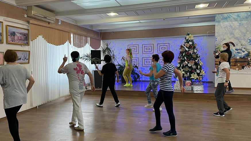 Энгельсские пенсионерки танцуют зумбу