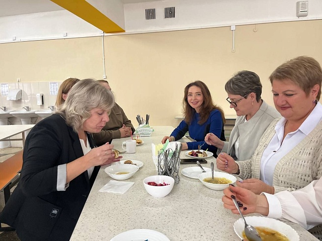 Собственные повара, единое меню, горячие обеды: как Саратовская область модернизирует школьные столовые