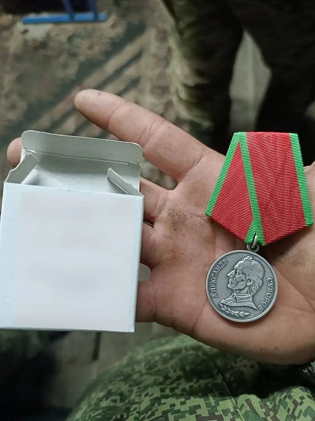 Саратовского бойца СВО наградили медалью Суворова за спасение сослуживцев