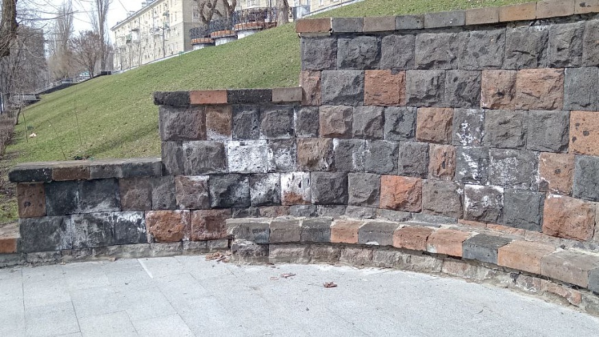На саратовской Набережной отвалился туф и начала разрушатся подпорная стенка