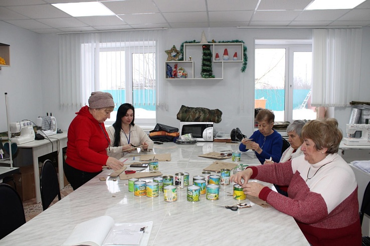 Саратовские пенсионеры шьют «Леших» и солят капусту для бойцов СВО