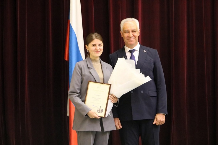 В Саратовской облдуме наградили волонтеров, помогавших при обрушении дома на Блинова