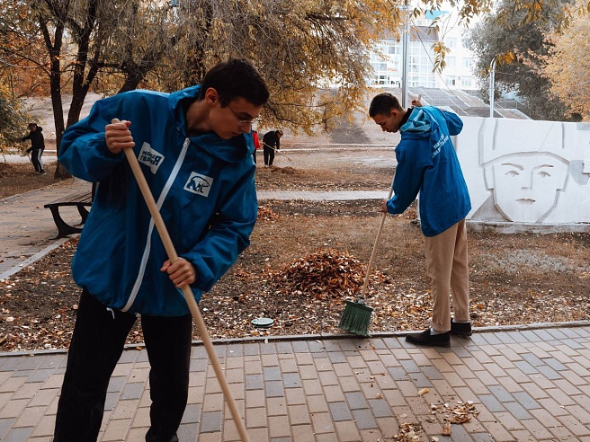 Во время субботника в сквере «Территория детства» высадили 20 молодых кленов