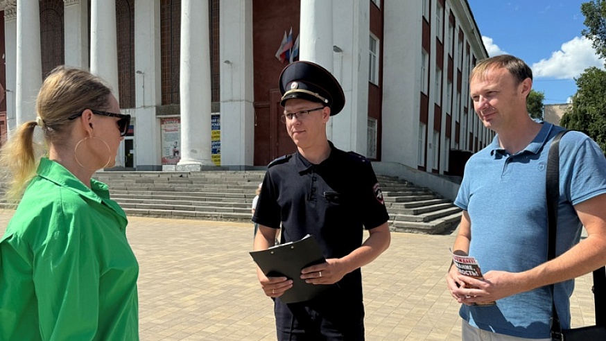 Саратовские полицейские и общественники предупредили горожан о фактах мошенничества