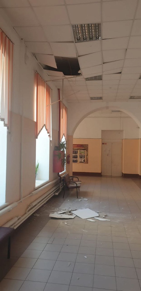 В школе Кировского района Саратова обрушилась часть потолка