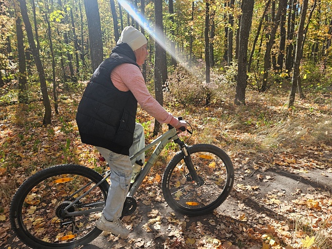 Саратовские пенсионеры катаются на велосипеде и стоят на голове