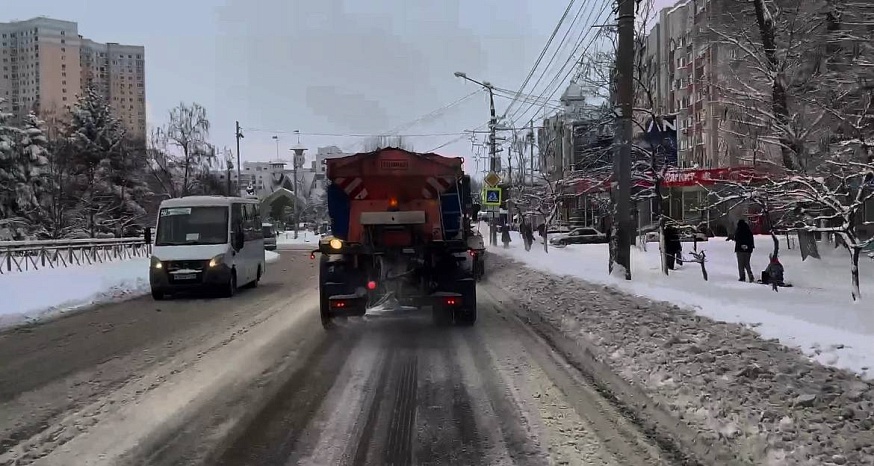 В Саратовской области уборка городов ведется параллельно со снегопадом