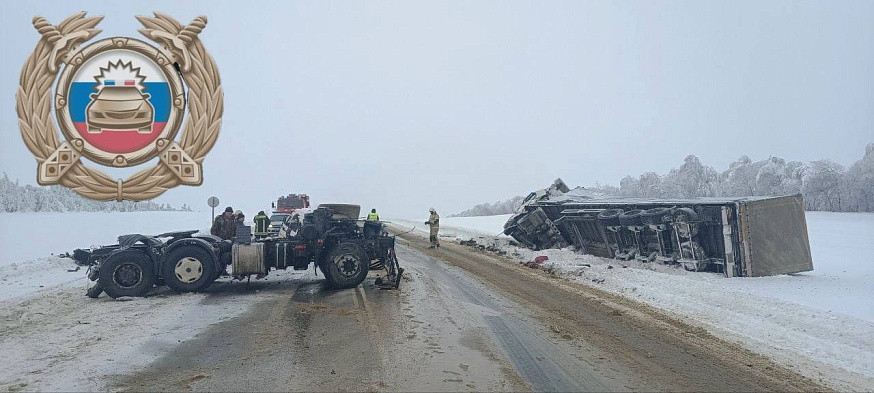 В ДТП с участием двух грузовиков под Саратовом пострадали водитель и пассажир