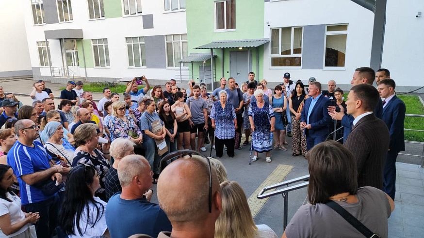 Михаил Исаев встретился с жильцами обрушившегося подъезда многоэтажки на Блинова и соседнего дома