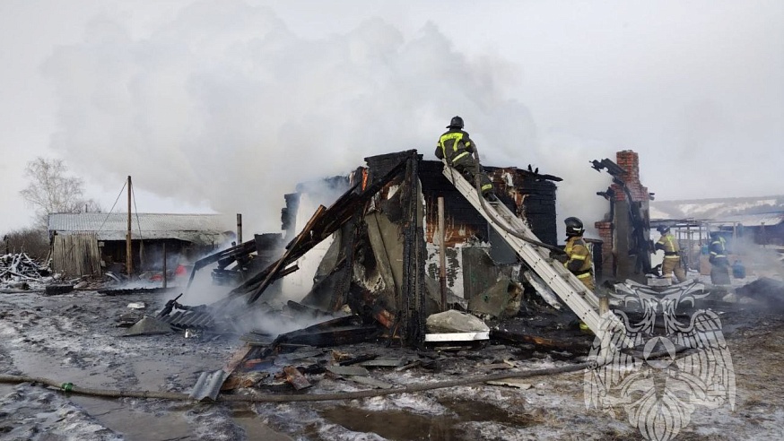 В саратовской деревне сгорело два частных дома: пострадал мужчина