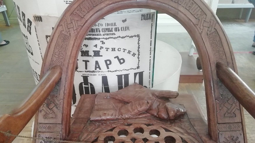 В саратовский музей вернулось необычное кресло с подлокотниками в виде топоров