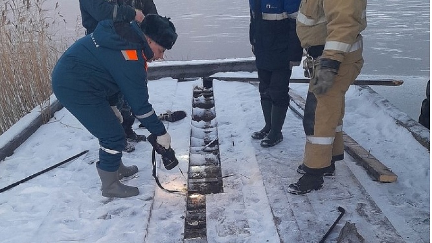 Спасатель в гидрокостюме достал из ледяной воды таксу