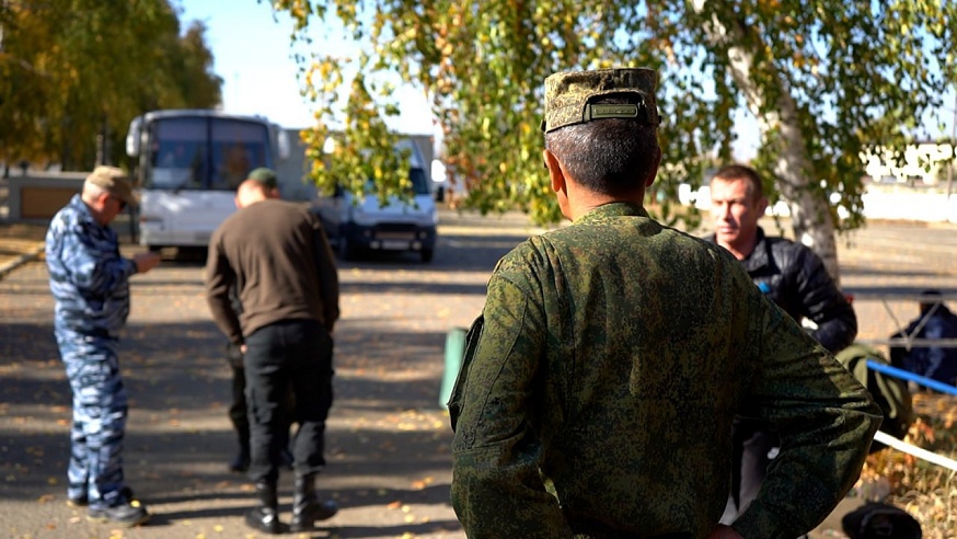 Еженедельно 200 саратовцев пополняют войска