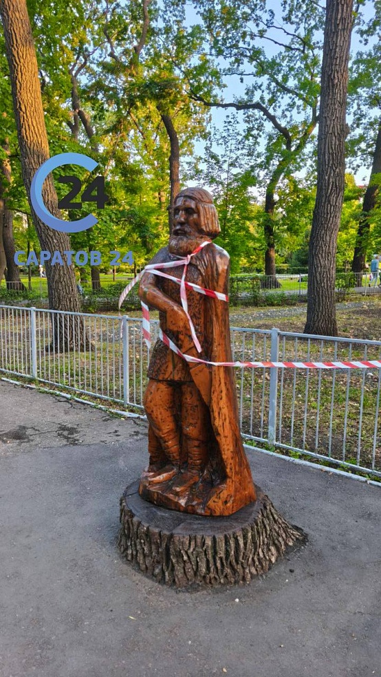 После гибели ребенка в Горпарке Саратова обнесли лентой все деревянные фигуры