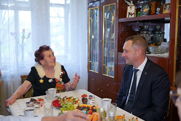 Роман Бусаргин поздравил со 100-летием ветерана труда Лидию Лопухову