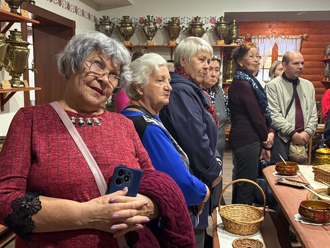Саратовские пенсионеры посетили музей "Русские самовары"