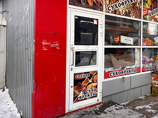 В Саратове судебные приставы на месяц закрыли овощной ларек за торговлю без кассы