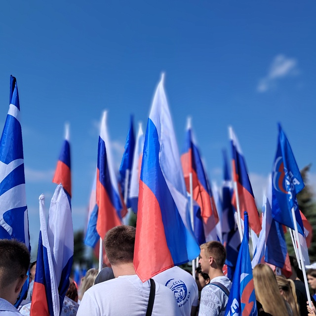 В Саратове отмечают День флага России. Фоторепортаж