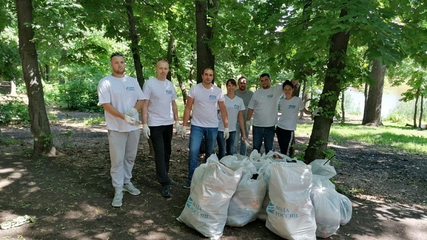Саратовцы собрали 20 мешков мусора у пруда «Семхоз» 