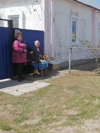 В Саратовской области на День Победы ветеранам устроили персональные парады и концерты во дворах