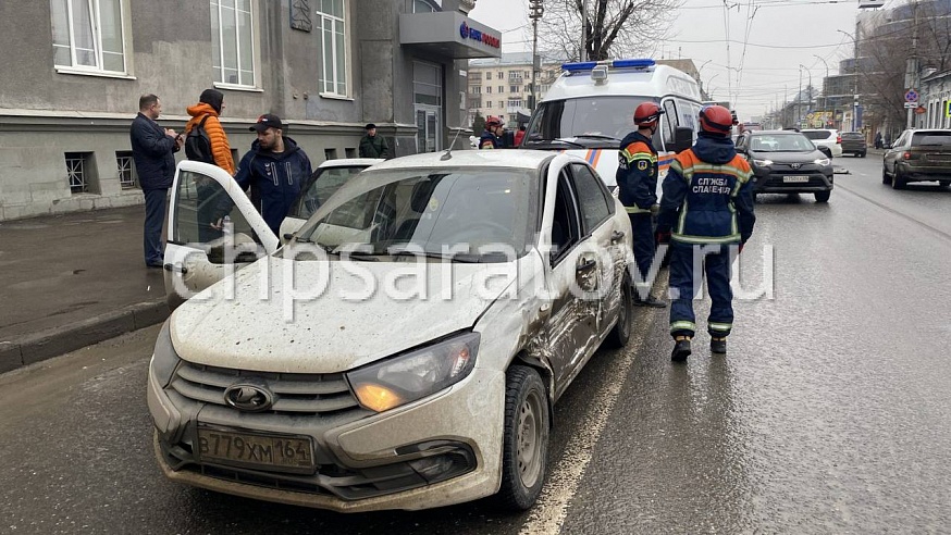 В центре Саратова в ДТП пострадали три человека