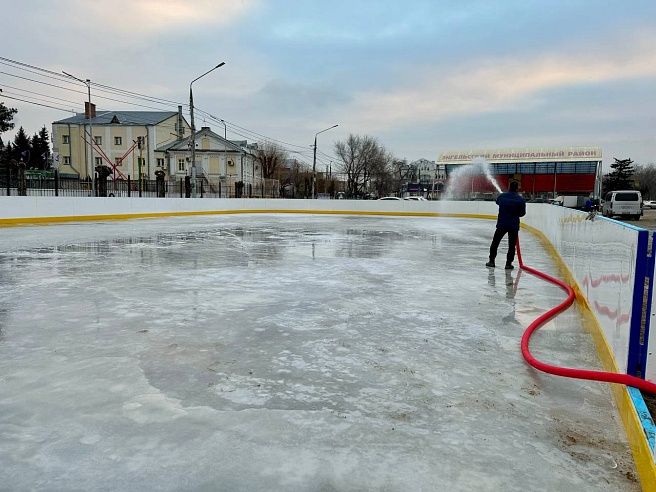 В Энгельсе активно заливаются катки