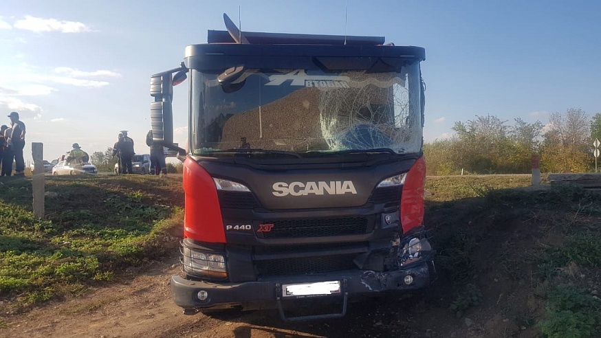 Под Ершовом в ДТП с двумя грузовиками пострадал пассажир автобетоносмесителя