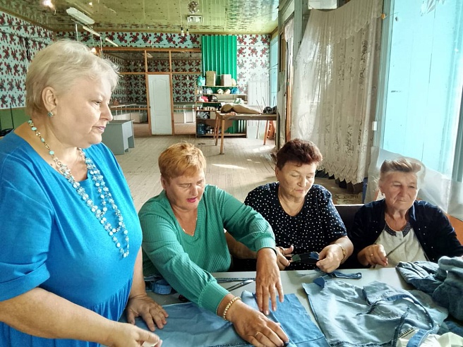 Саратовские волонтеры передают на фронт вещмешки, травяные чаи и игрушки-талисманы