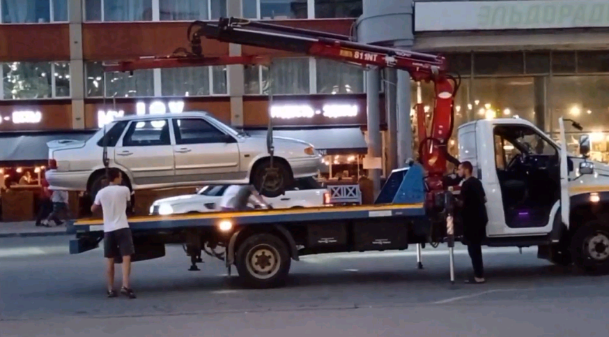 Саратовские эвакуаторщики устроили "охоту" за автомобилями