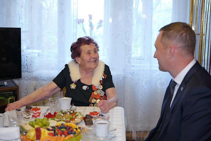 Роман Бусаргин поздравил со 100-летием ветерана труда Лидию Лопухову