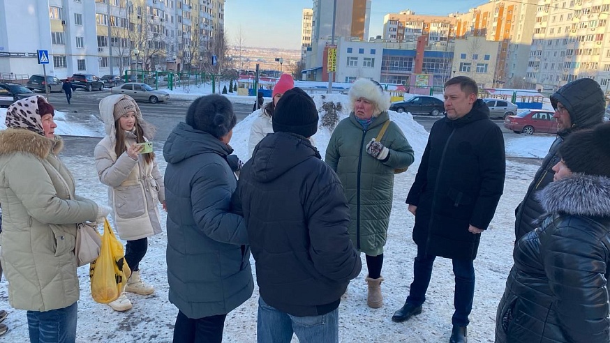 Депутат и общественник встретились с жильцами проблемного дома в Солнечном-2