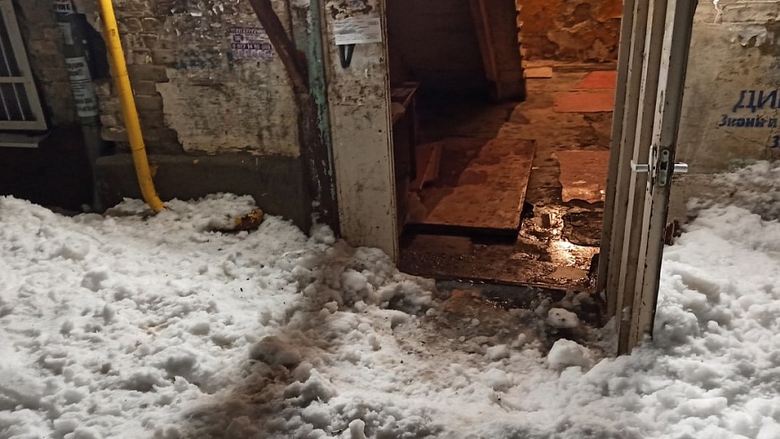 Упавший с крыши снег заблокировал дверь в подъезд дома в Саратове