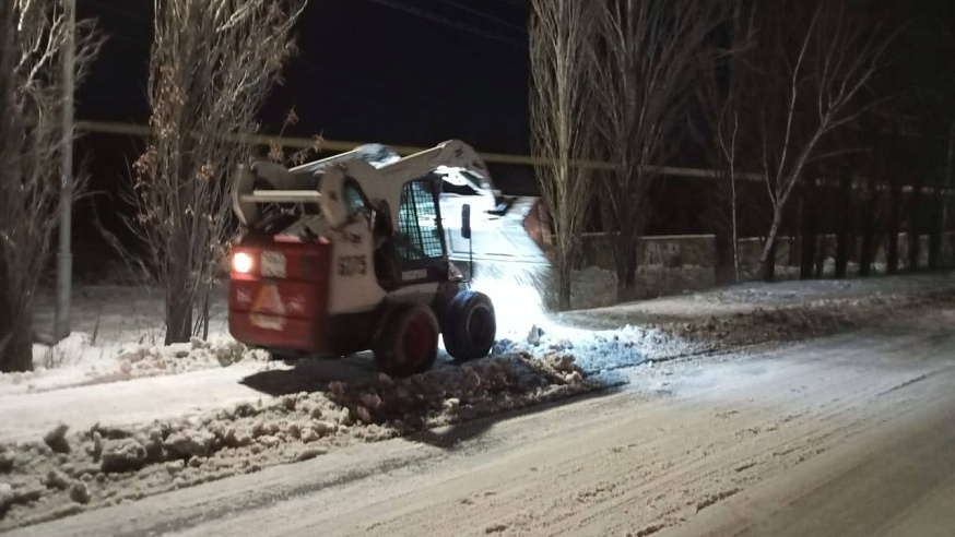 Днем в Саратове убирать снег будут почти 300 рабочих