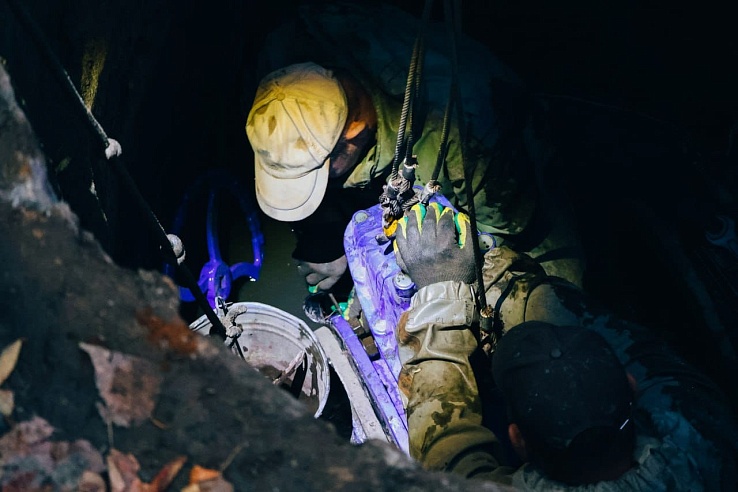 Работы на магистральном водоводе по улице Рахова в Саратове продолжаются