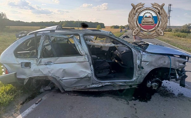 На трассе под Саратовом перевернулась иномарка: погибли водитель и пассажир