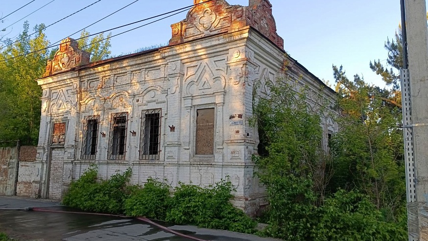 В Балакове два дня подряд горит старинный особняк 