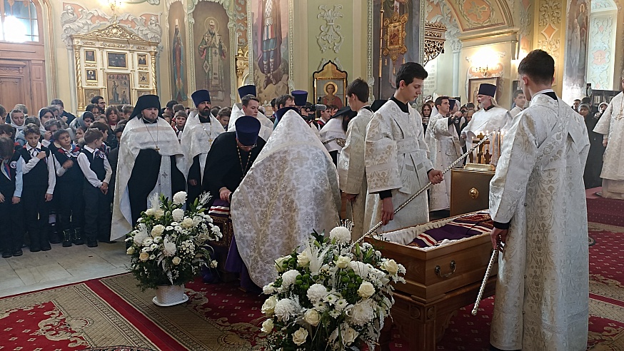 В Покровском соборе принесены саратовские архиереи ХХ века