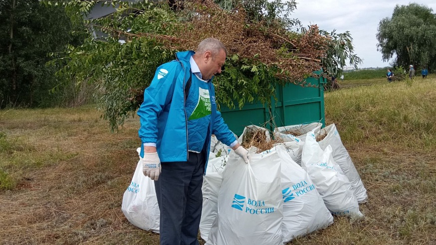 В Балакове волонтеры убрали мусор с берегов судоходного канала 