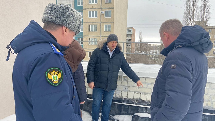 Михаил Исаев и Сергей Филипенко нашли в новой школьной пристройке трещины и протекающую крышу