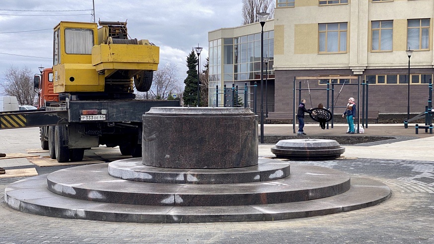 На Набережной Саратова началась установка постамента под памятник Петру I