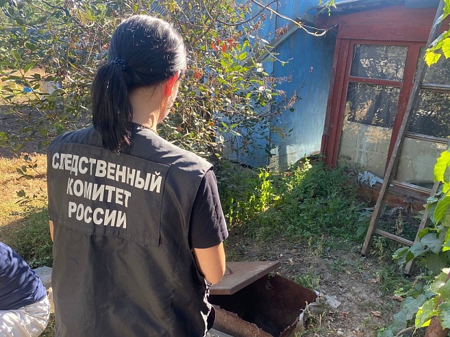 В Энгельсе погиб ребенок после падения в выгребную яму