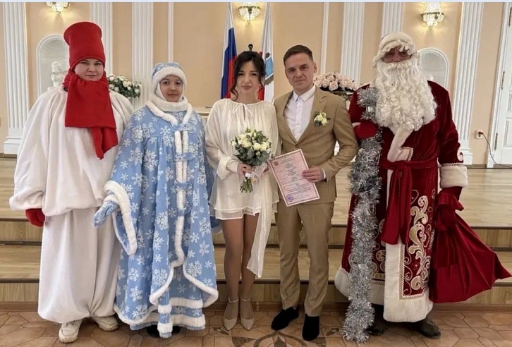 В Энгельсе молодоженов поздравили Дед Мороз, Снегурочка и Снеговик 