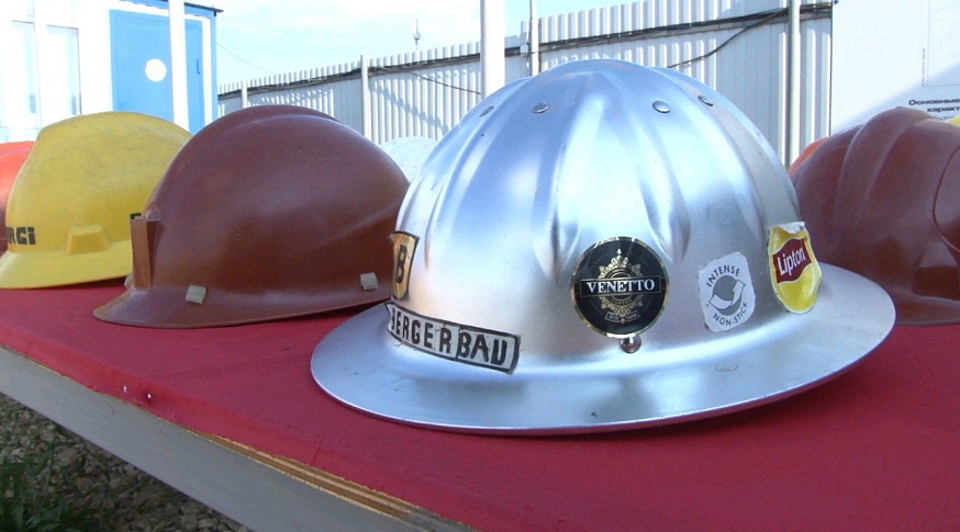 Саратовский строитель собрал коллекцию из 700 касок