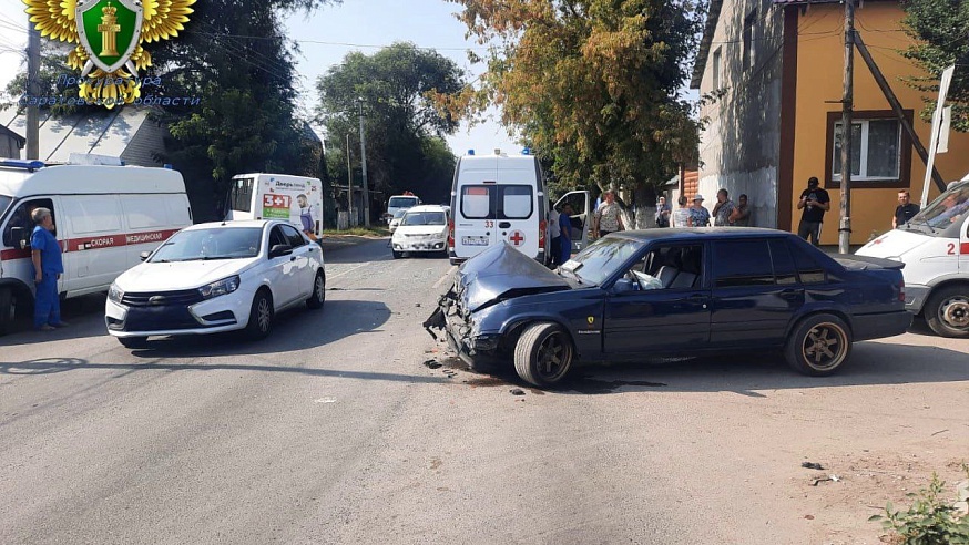 В Энгельсе иномарка столкнулась с автобусом №25