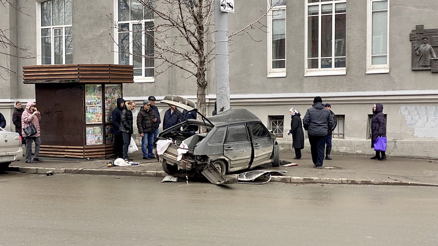 ДТП на Чапаева: легковушка улетела на тротуар