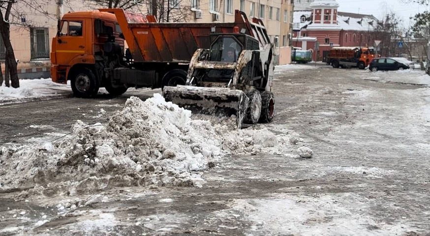 За сутки Саратов очистили от 12 тысяч кубометров снега