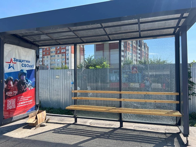 В Саратове вандалы разбили стекла на двух остановках