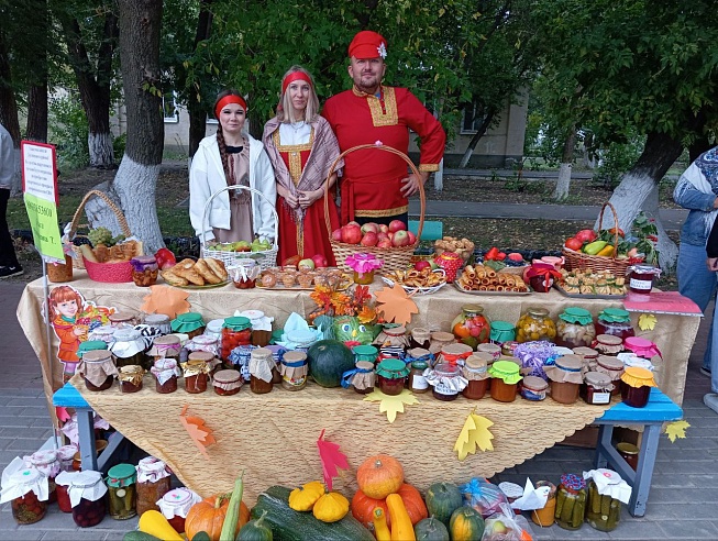 В Дергачах первоклассник выиграл петуха на Успенской ярмарке