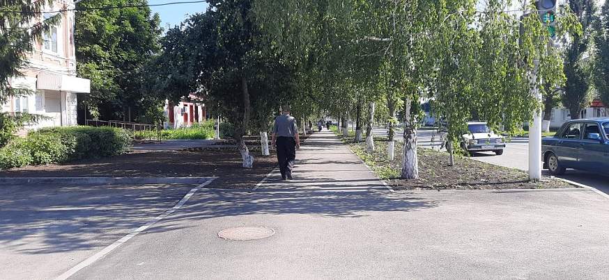 В центре Калининска и Романовки отремонтировали тротуары 